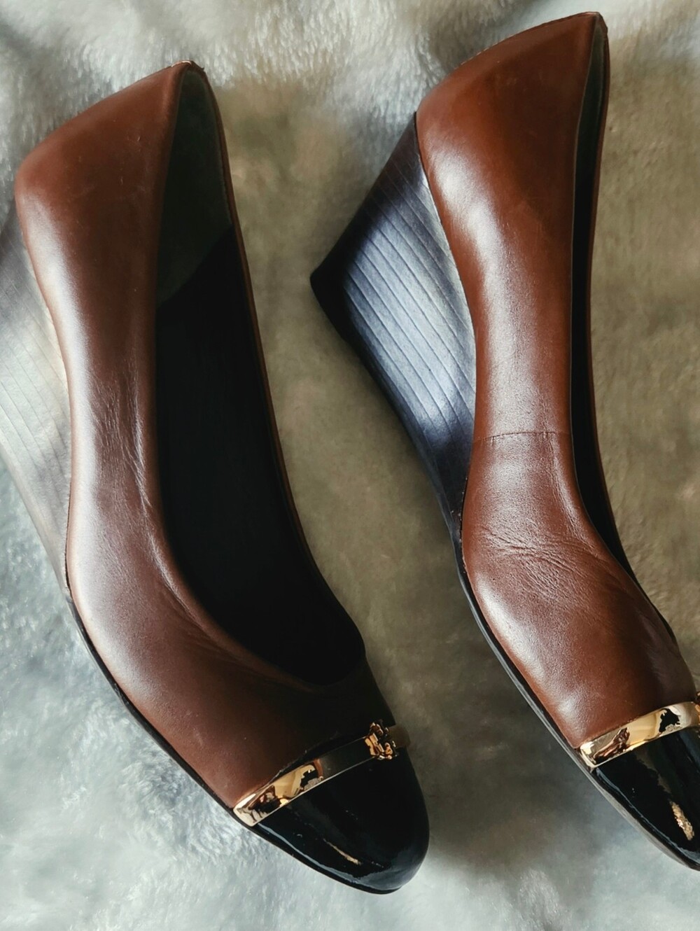 Tory Burch Brown Leather Pumps with Black Patent Toe and Gold Accent - Picture 2 of 7